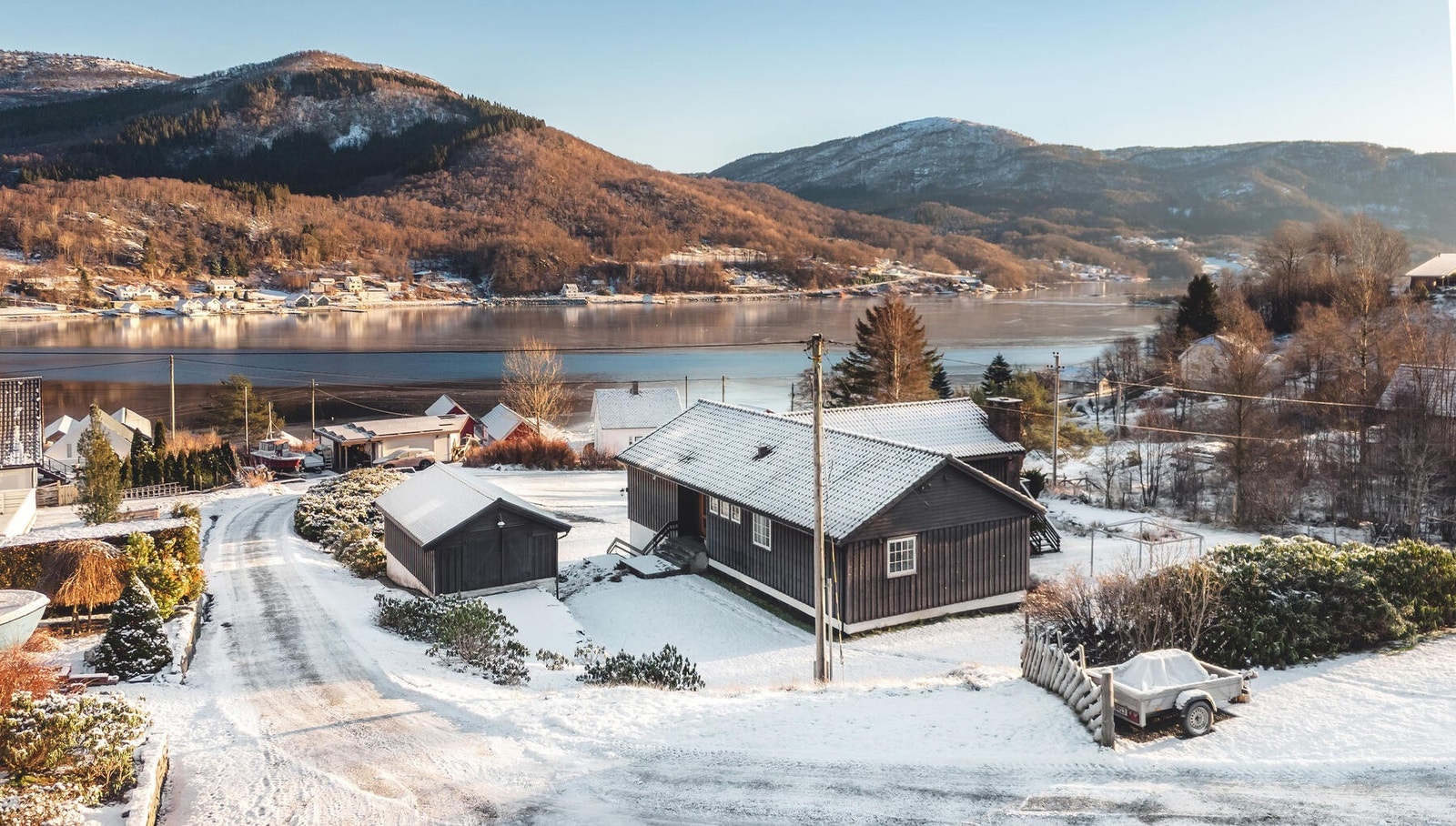 Her bor du i rolige, landlige omgivelser med vakker utsikt mot fjorden og omkringliggende landskap. Galleribilde