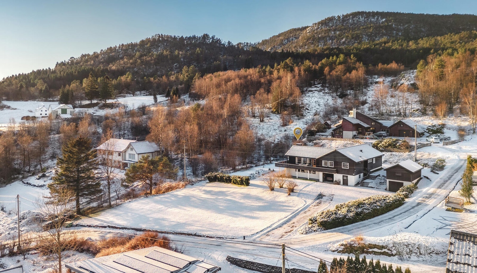 Eiendommen har en attraktiv og tilbaketrukket beliggenhet i naturskjønne omgivelser i Nedre Vats. Galleribilde