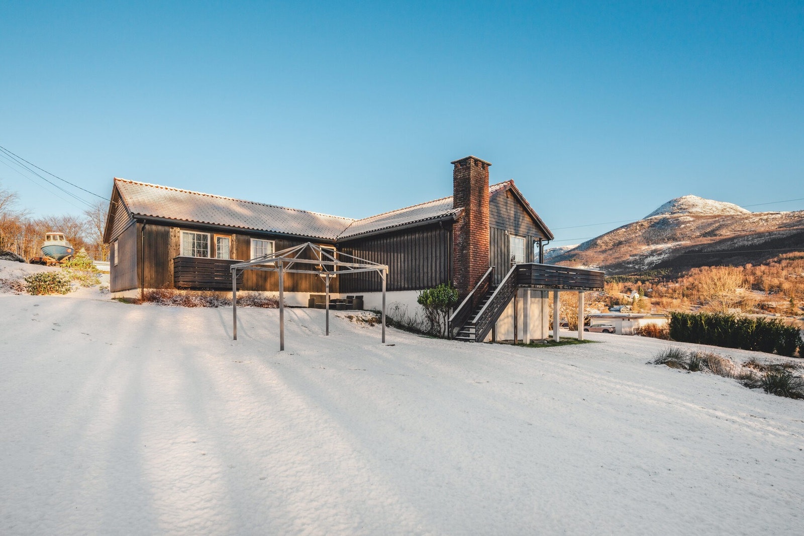 Svært innholdsrik enebolig som er innredet over to plan. Galleribilde