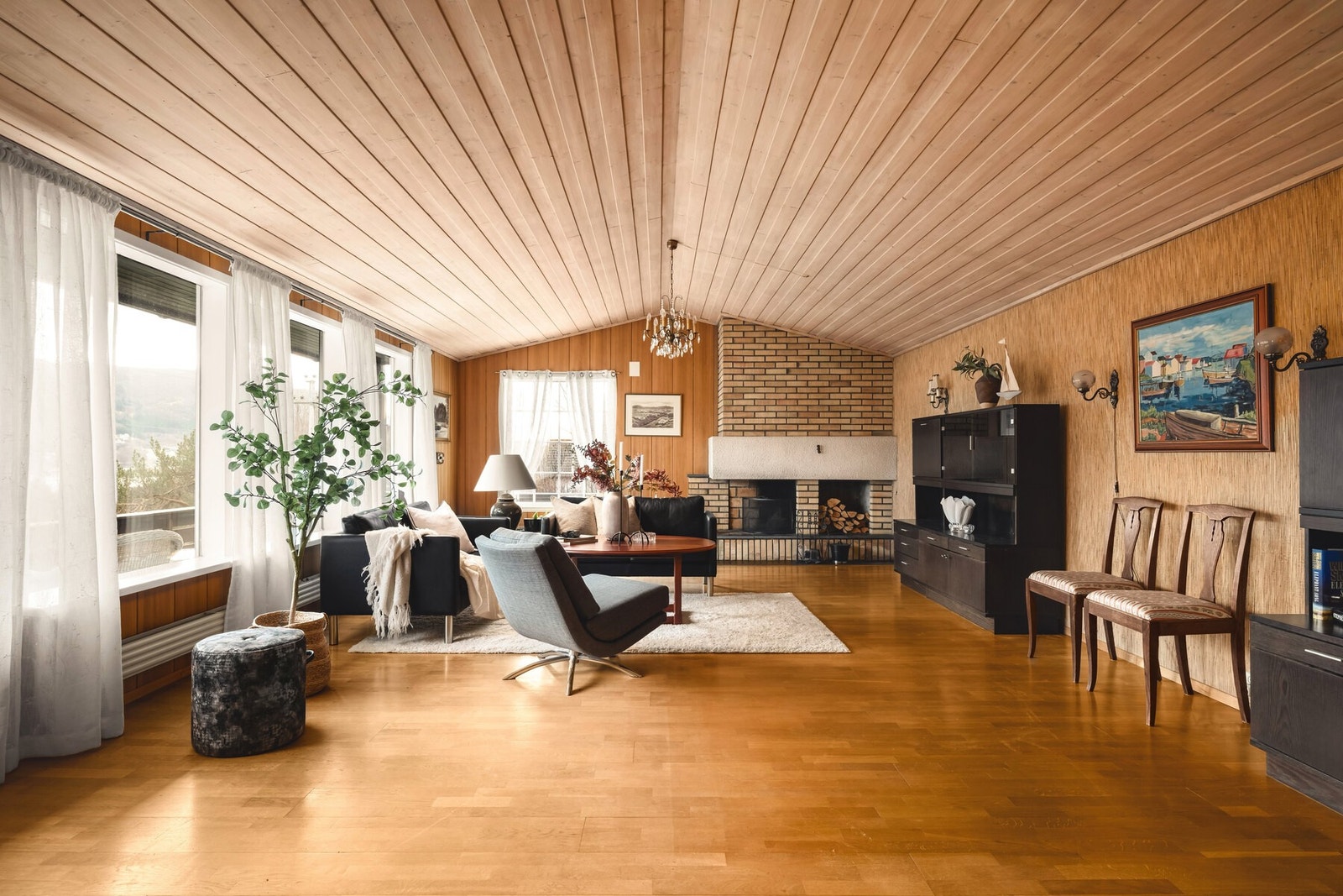 Boligen ønsker velkommen til romslige oppholdsrom som gir en umiddelbar følelse av åpenhet, trivsel og hjemmekos. Galleribilde