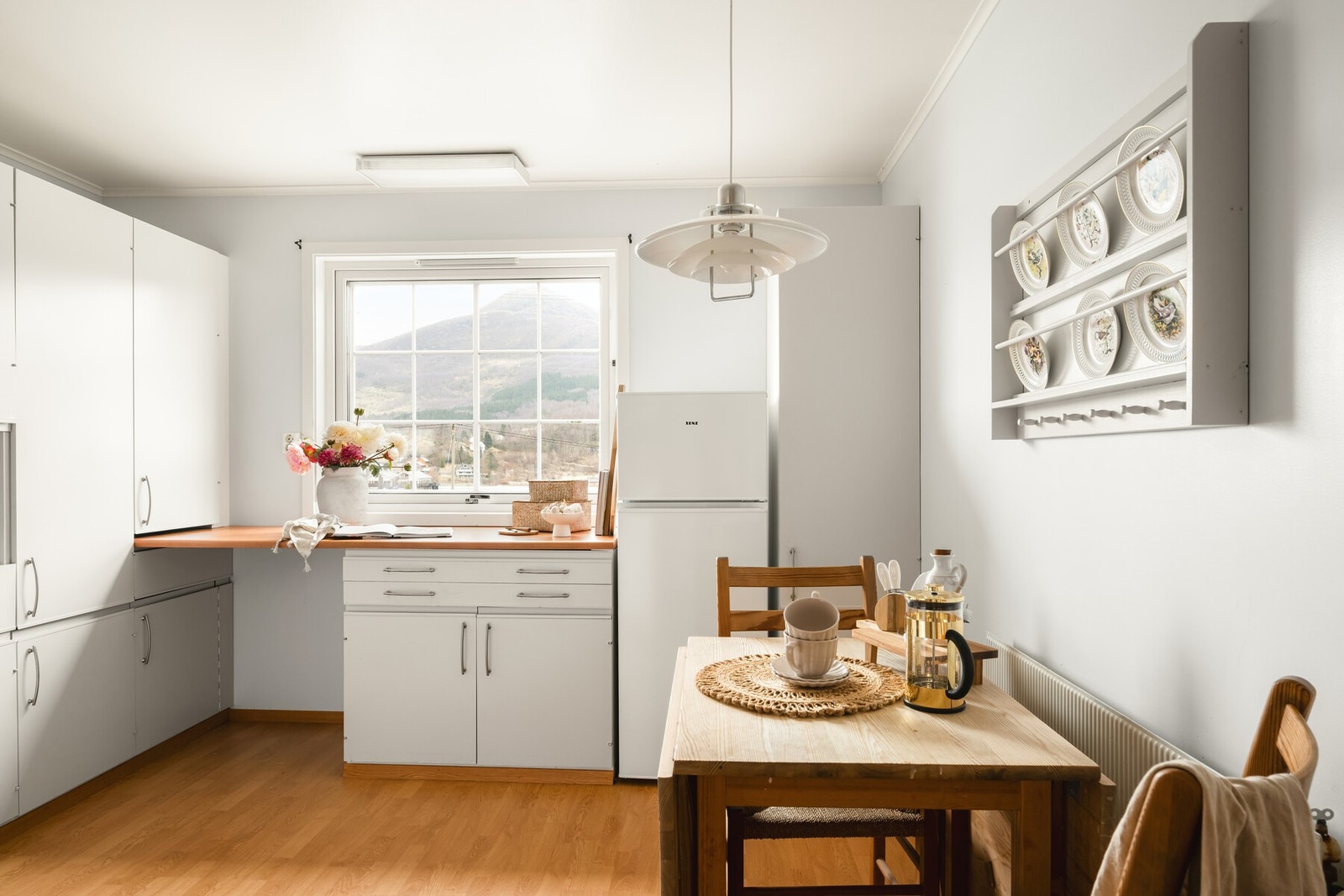 Kjøkkenet er utstyrt med kjøl/fryseskap, oppvaskmaskin, platetopp og stekeovn, og fremstår i god bruksmessig stand med normal slitasje etter daglig bruk. Galleribilde