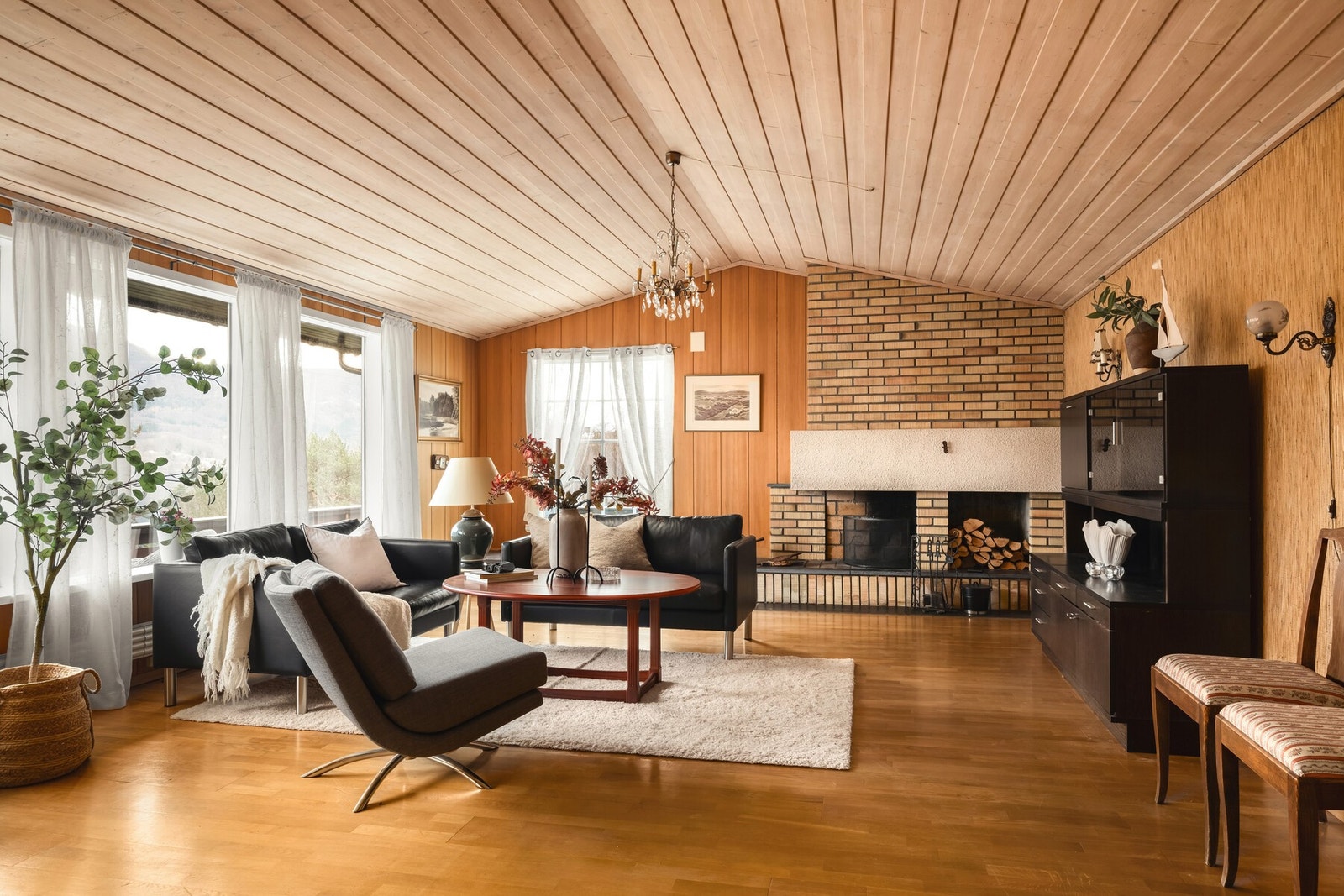 De sosiale sonene er et klart høydepunkt, med hele tre stuer som gir rikelig med plass til både hverdagsliv og selskapelige anledninger. Galleribilde