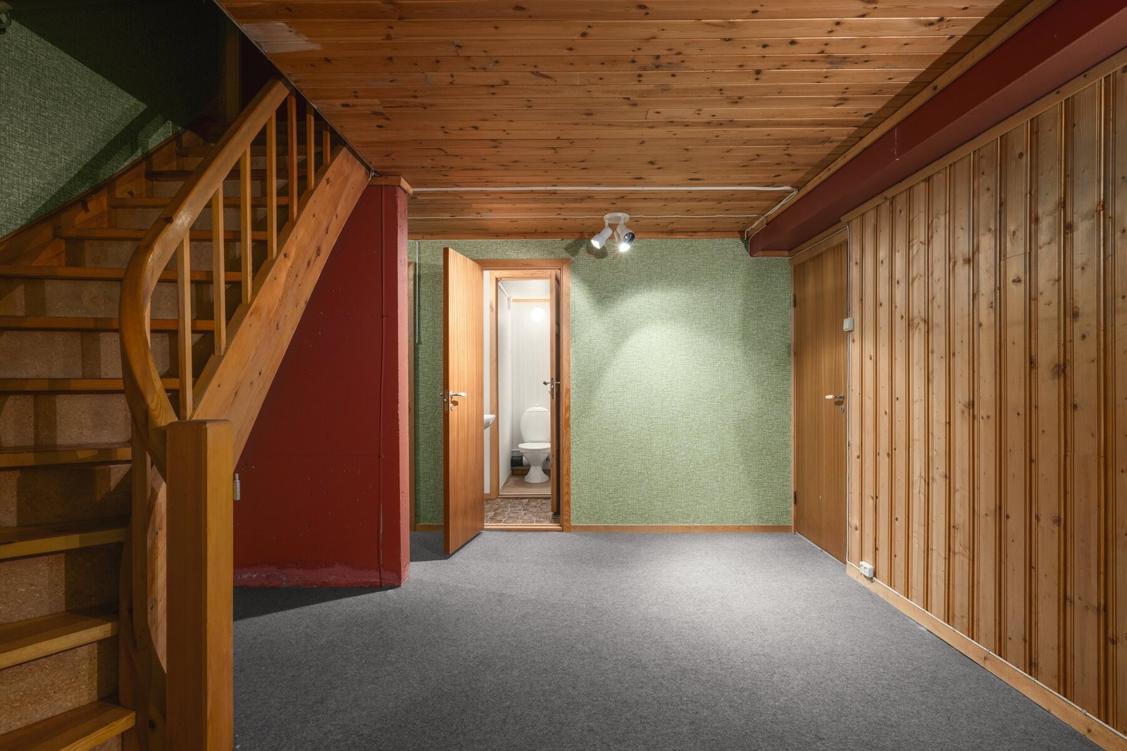 Videre finnes et separat toalettrom med toalett og servant. Galleribilde