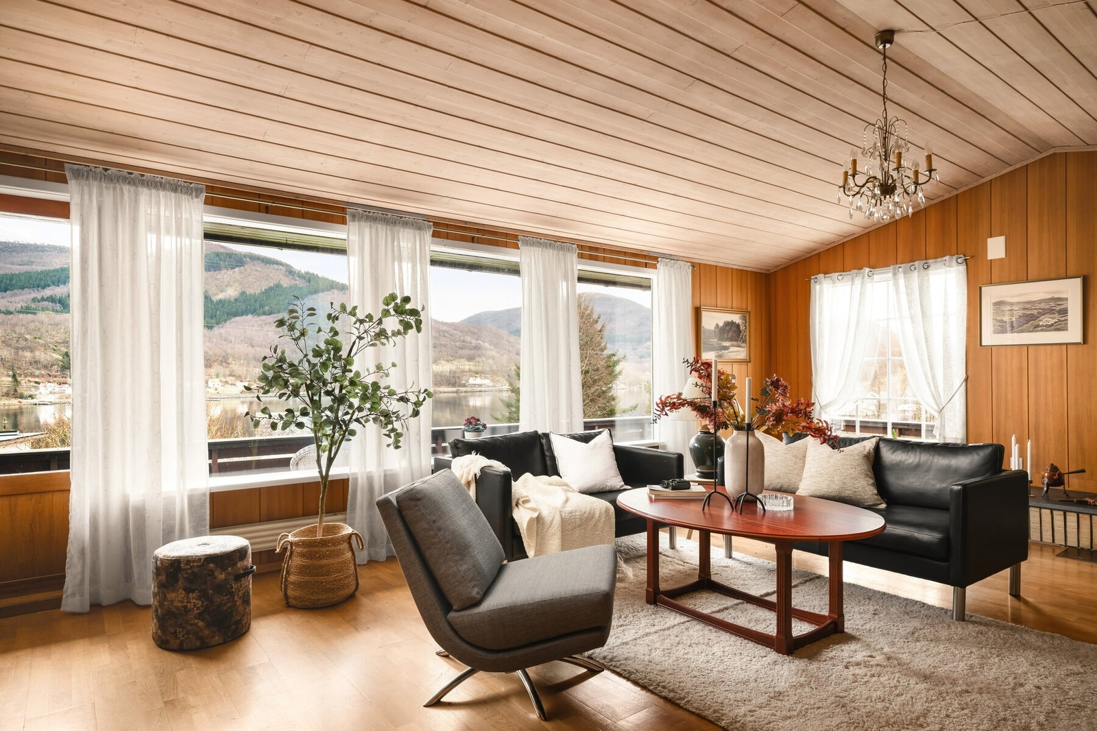 Finstuen fremstår som et elegant hovedrom med god takhøyde, store vindusflater, vakkert lysinnslipp og flott utsikt. Galleribilde