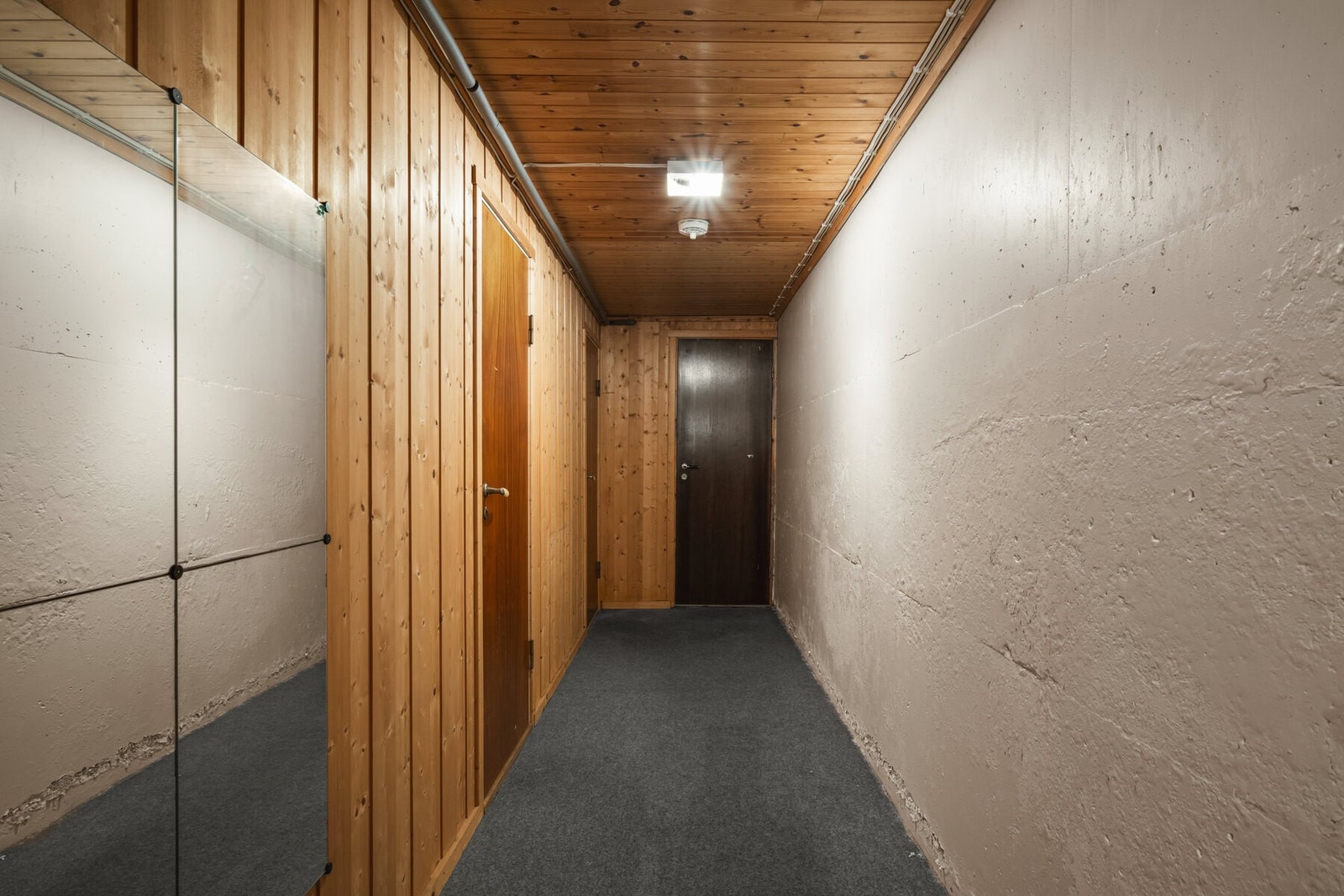 I enden her finner du boligen sitt teknisk rom, grovt utført med betonggulv og betongvegger, delvis med synlig teglstein. Galleribilde