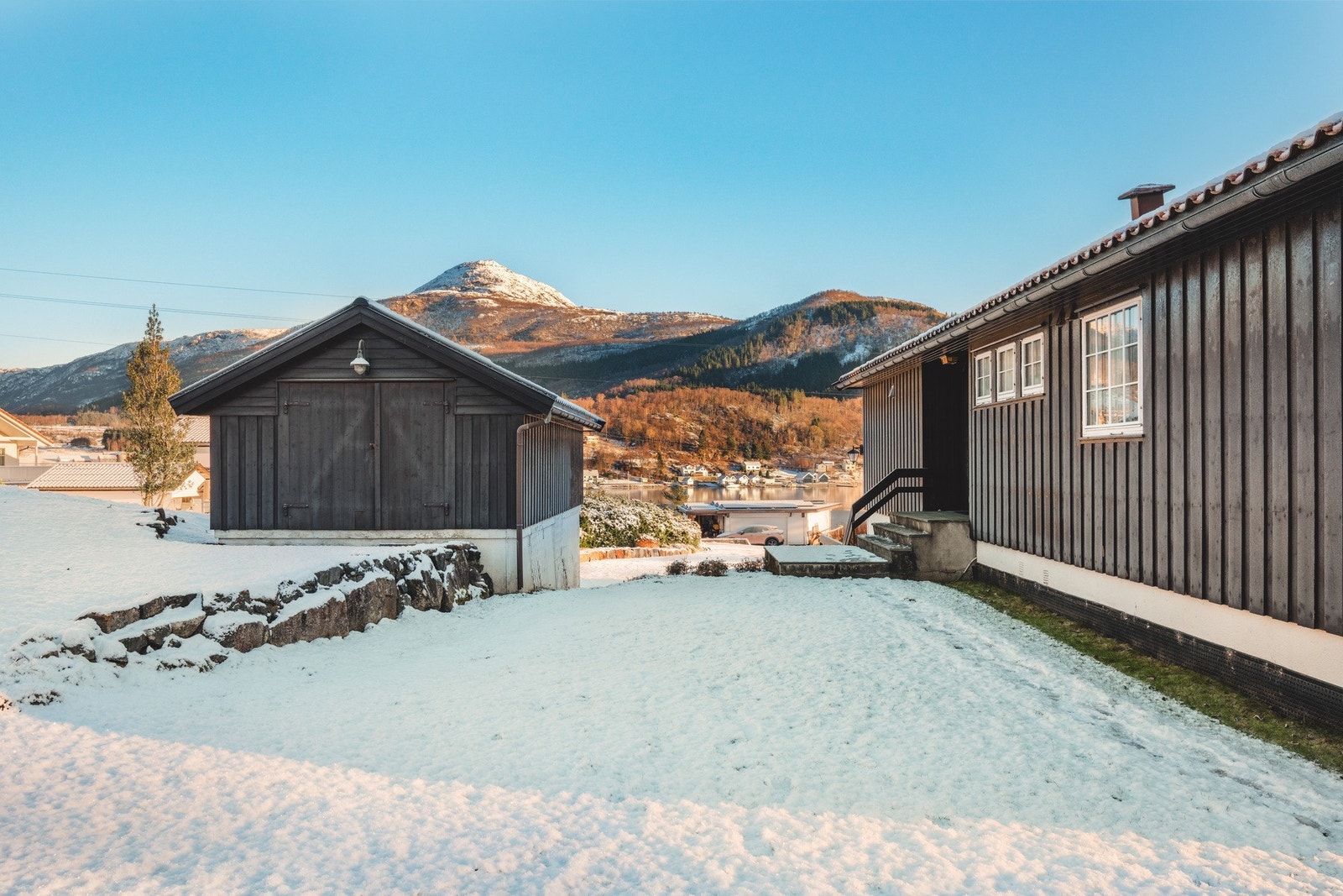 Bebyggelsen består av enebolig og garasje. Galleribilde