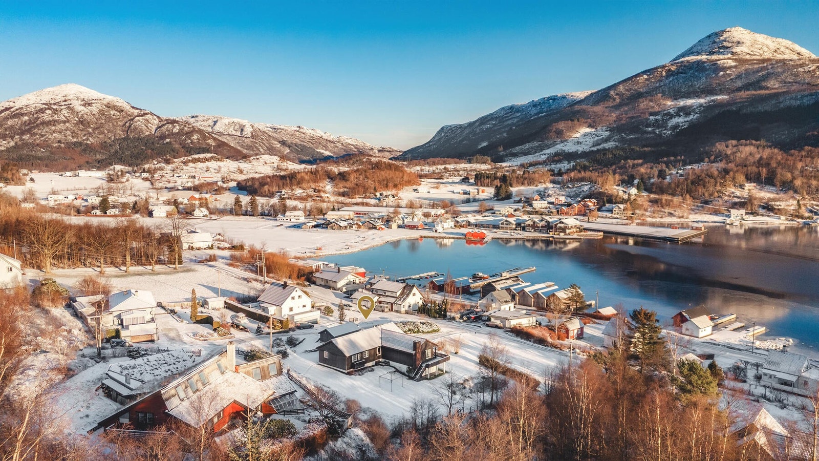 Boligen ligger i Nedre Vats, i Vindafjord kommune og kombinerer det beste av landlig ro med nærhet til nødvendige fasiliteter. Det er kort vei til Nausthaugen barnehage og Vats barneskole, samt til Vindafjordhallen som er et moderne og allsidig bygg med s Galleribilde