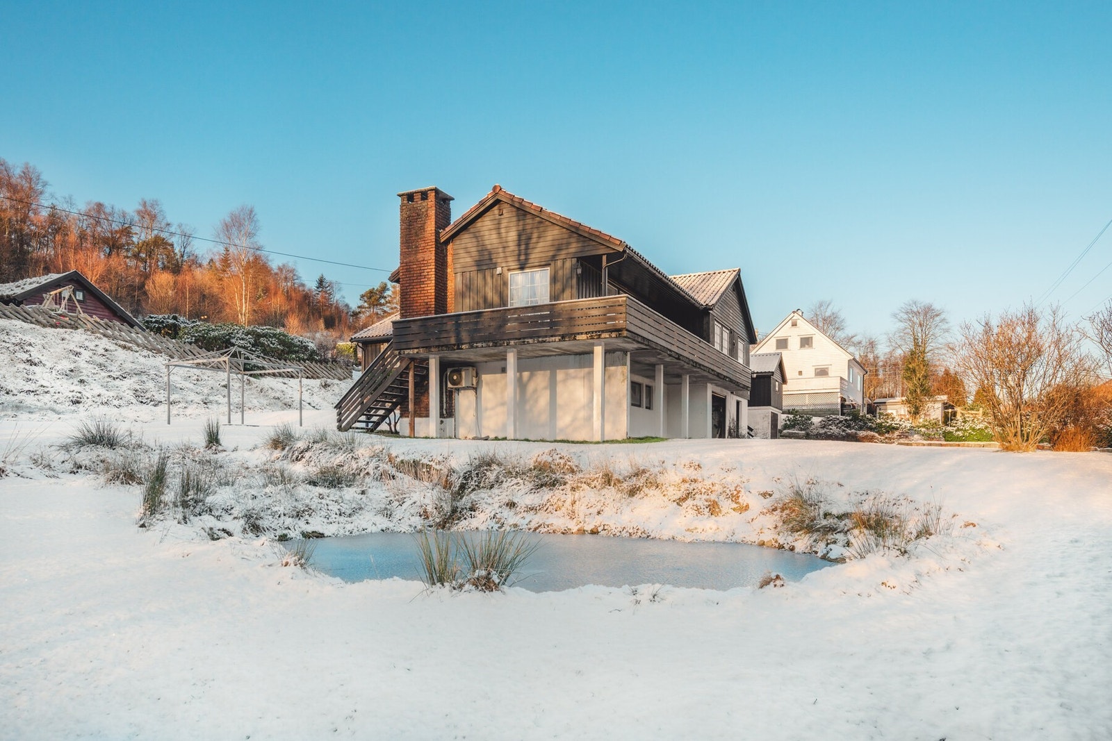Tomten grenser til vei, naturterreng og etablert boligbebyggelse, og kombinerer det beste av privatliv og åpenhet i et attraktivt, etablert og landlig bomiljø. Galleribilde