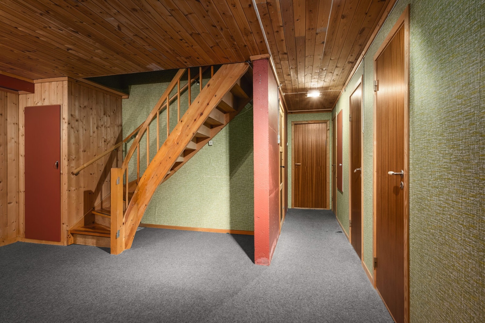 Kjelleretasjen er delvis uinnredet og har i hovedsak vesentlig enklere standard enn resten av boligen. Galleribilde