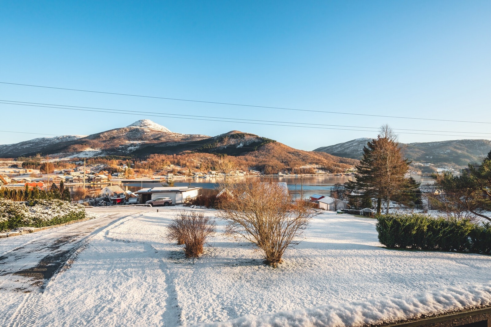 Boligen ligger litt i høyden og hvor en får utsikt og sol. Galleribilde