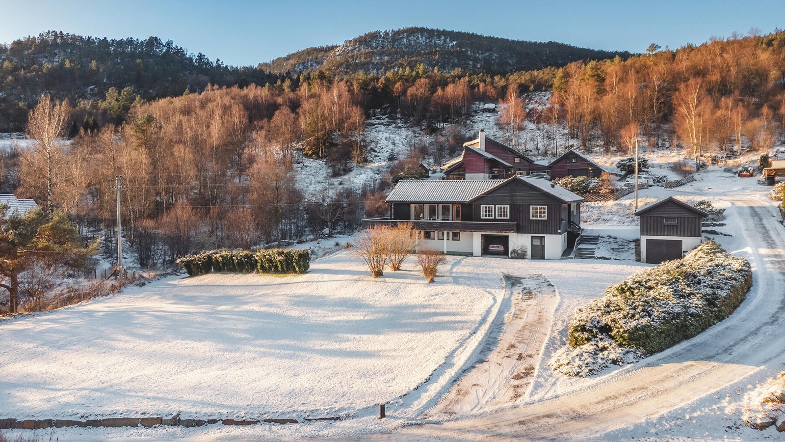 Stor og romslig tomt som er pent opparbeidet, med en gjennomført og velstelt utforming som gir gode uteoppholdsarealer og en lun, privat atmosfære. Gruset innkjørsel sørger for enkel adkomst og rikelig med parkeringsplass. Galleribilde