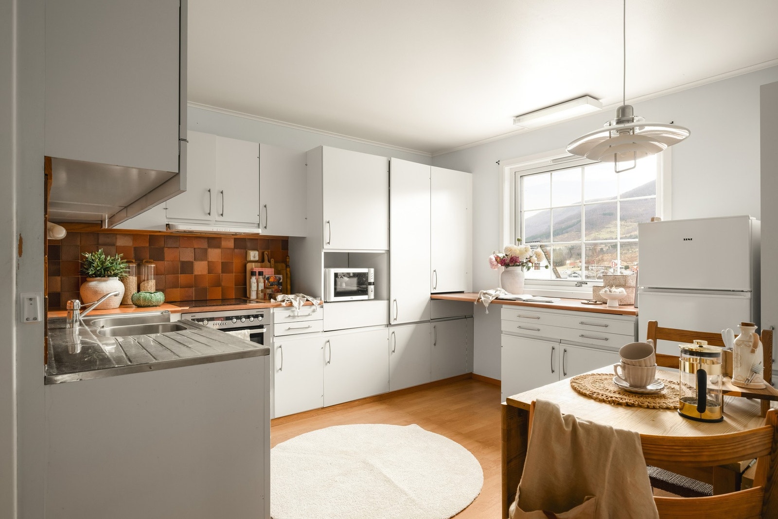 På kjøkkenet er det god plass til et kjøkkenbord, og vinduet gir godt lysinnslipp og utsikt som tilfører rommet ekstra kvalitet. Galleribilde