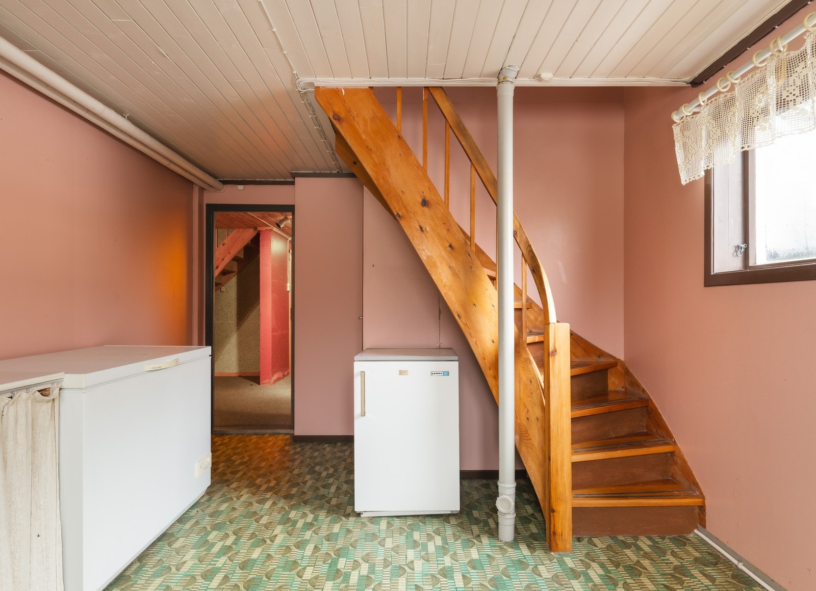 Rommet har vinylbelegg på gulv, malte plater på vegger, utslagsvask i innredning og opplegg for vaskemaskin. Rommet har ikke vært i bruk på lang tid. Galleribilde