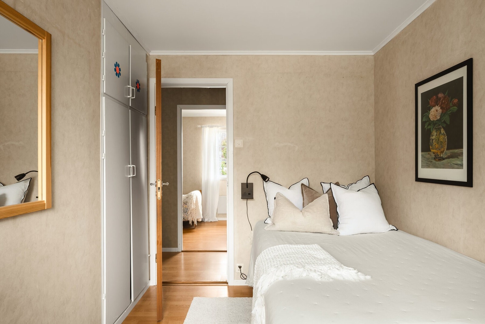 Lyst og trivelig soverom med plassbygd garderobe. Galleribilde