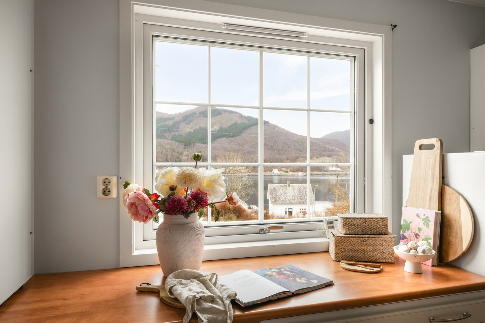 Flott utsikt fra kjøkkenvinduet. Galleribilde