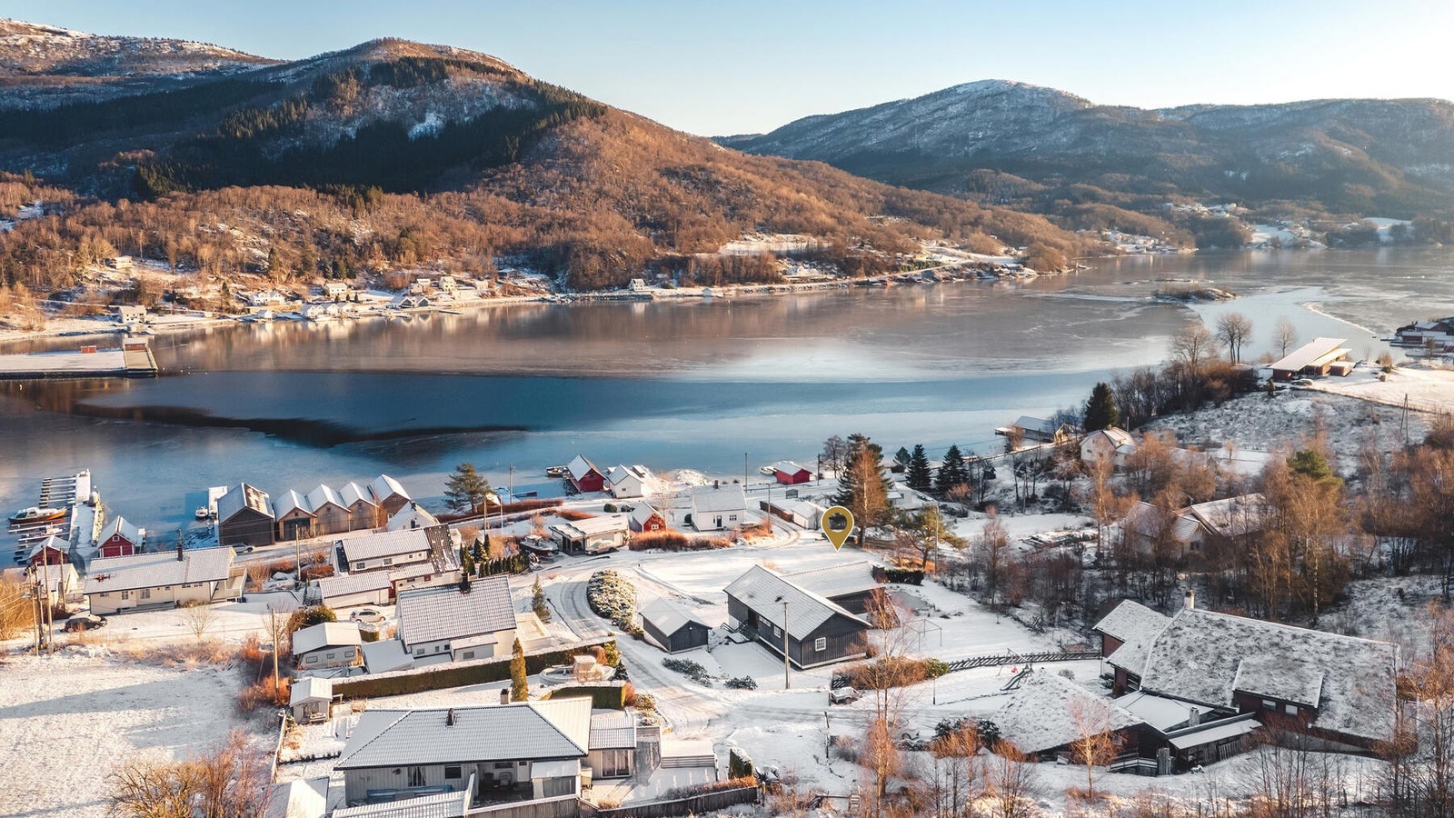 Eikanesvegen er en stille vei med spredt og veletablert boligbebyggelse, noe som skaper et fredelig og harmonisk bomiljø. Området byr på rike friluftsmuligheter året rundt, med flotte turområder, fiske og naturopplevelser rett utenfor døren. Det er kort o Galleribilde