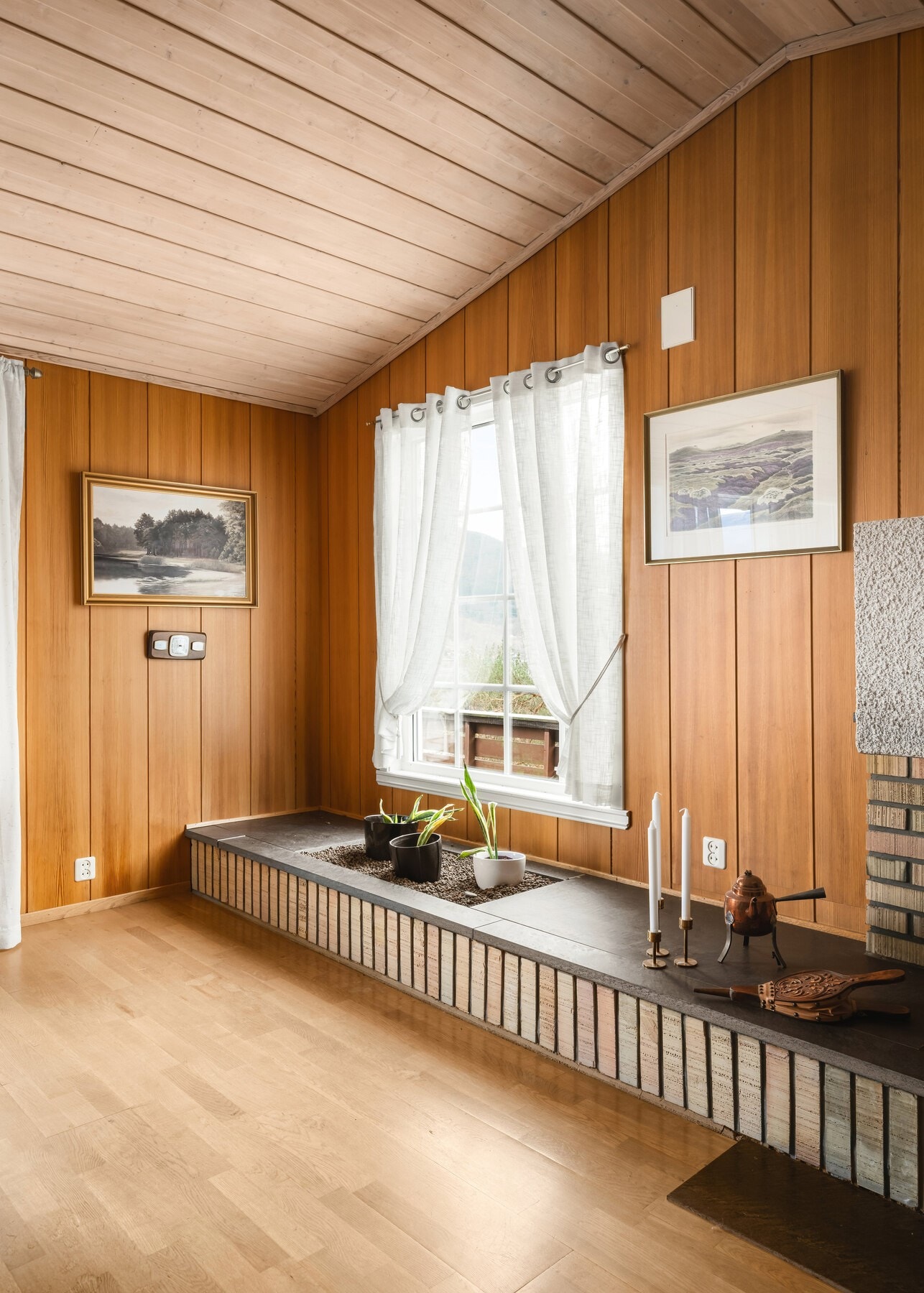 Peisen er pent plassert og oppleves som et møblerende element som tilfører rommet karakter Galleribilde