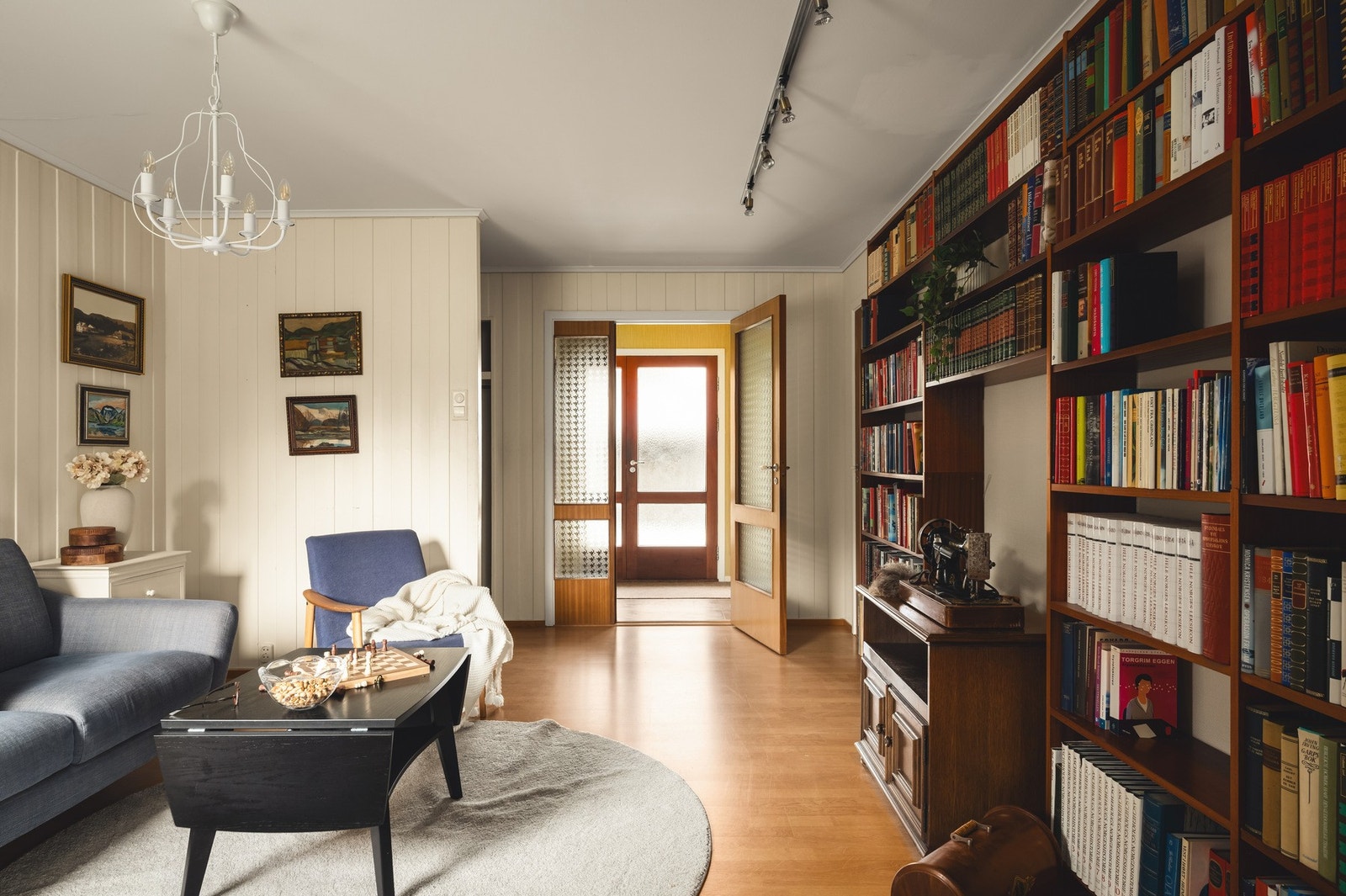 Et fleksibelt rom som tilpasser seg dine behov - enten som avslapning, arbeidsområde eller et ekstra oppholdsrom for familien. Galleribilde