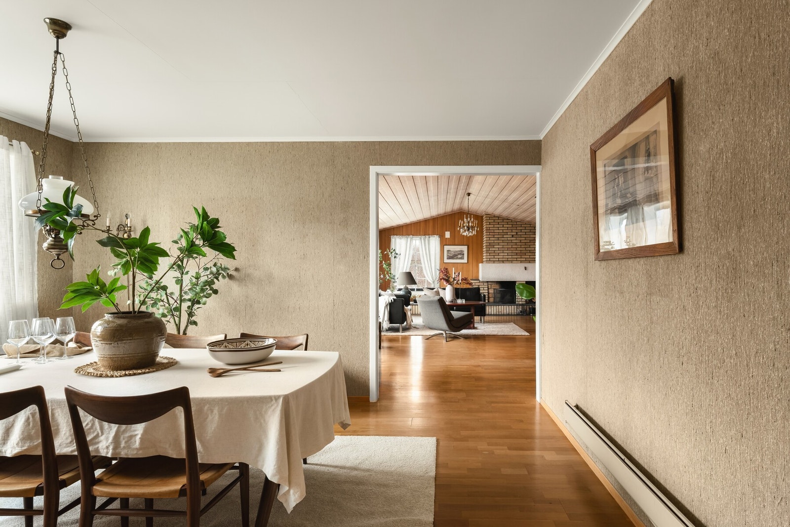 Her er det god plass til langbord når anledningen krever det, samtidig som rommet oppleves lunt og innbydende for familiens daglige måltider og hyggelige stunder med venner. Galleribilde