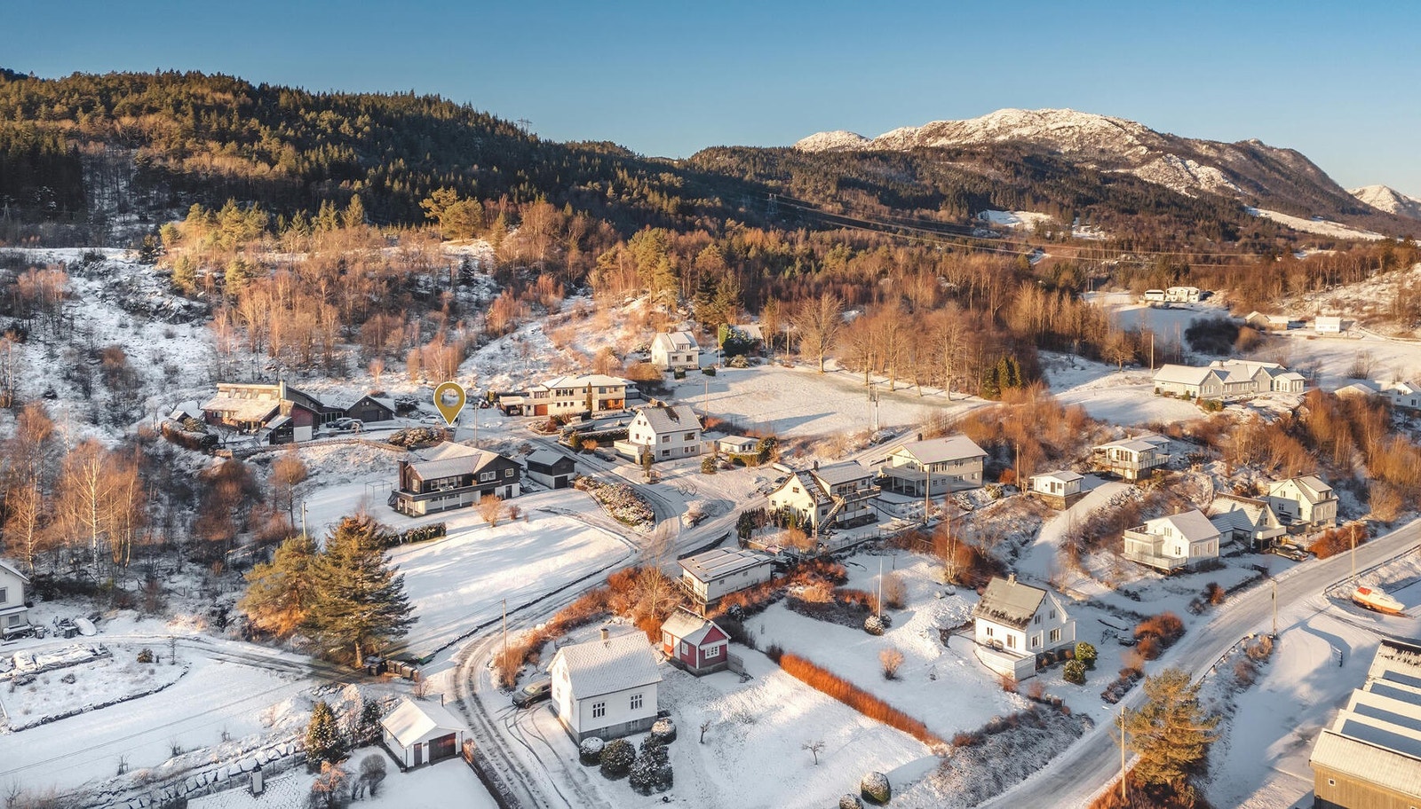 Dette er en eiendom for deg som verdsetter kvalitet, privatliv og naturnære omgivelser med nærhet til sjøen, vakker utsikt og et rolig, trygt nærmiljø. Galleribilde
