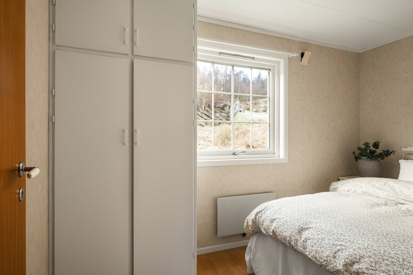 Soverom med plassbygd garderobe. Galleribilde