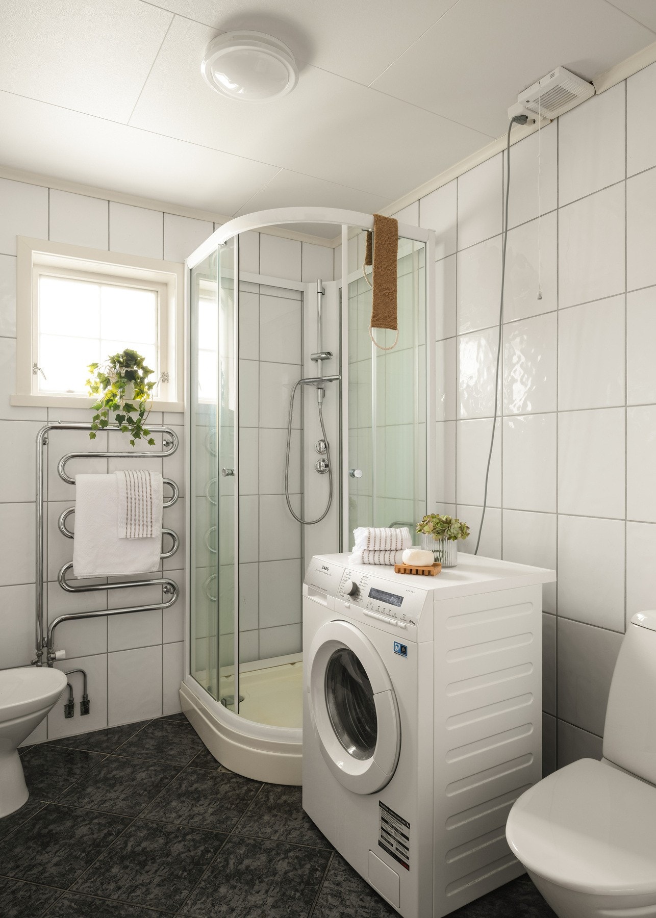 Lyst og pent baderom som er godt utnyttet. Galleribilde