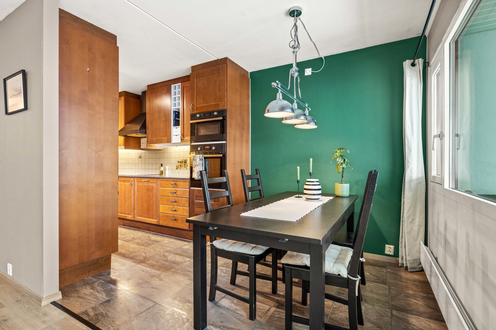 Kjøkkenet har åpen løsning til stuen, men er likevel i egen sone. Galleribilde