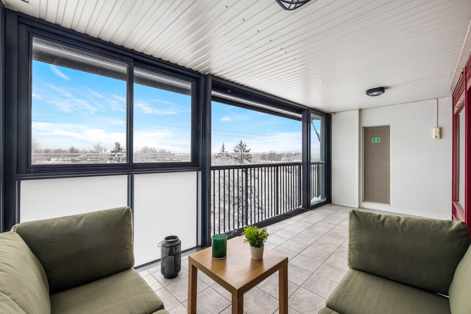 Det er flislagt gulv og vinduer som kan skyves opp når det er sol. Galleribilde