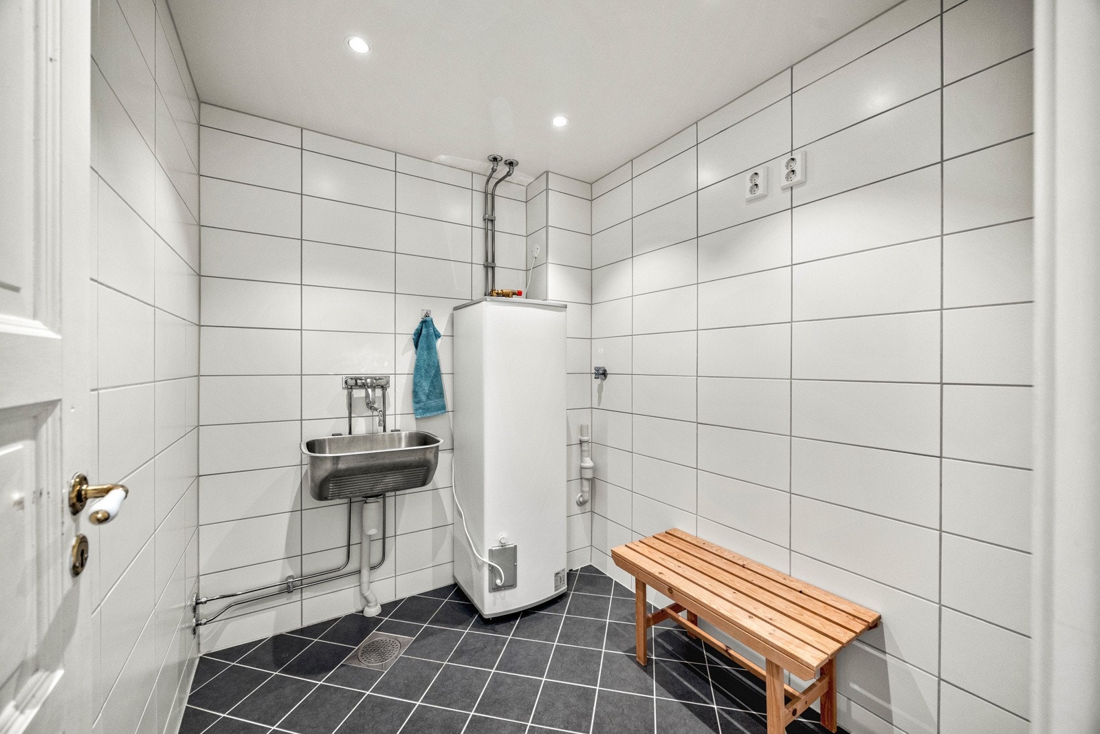 Vaskerom i samme stil, pusset opp i 2021. Her er det utslagsvask, opplegg for vaskemaskin/tørketrommel, og varmtvannsbereder på 134 liter (ny i 2021). Galleribilde