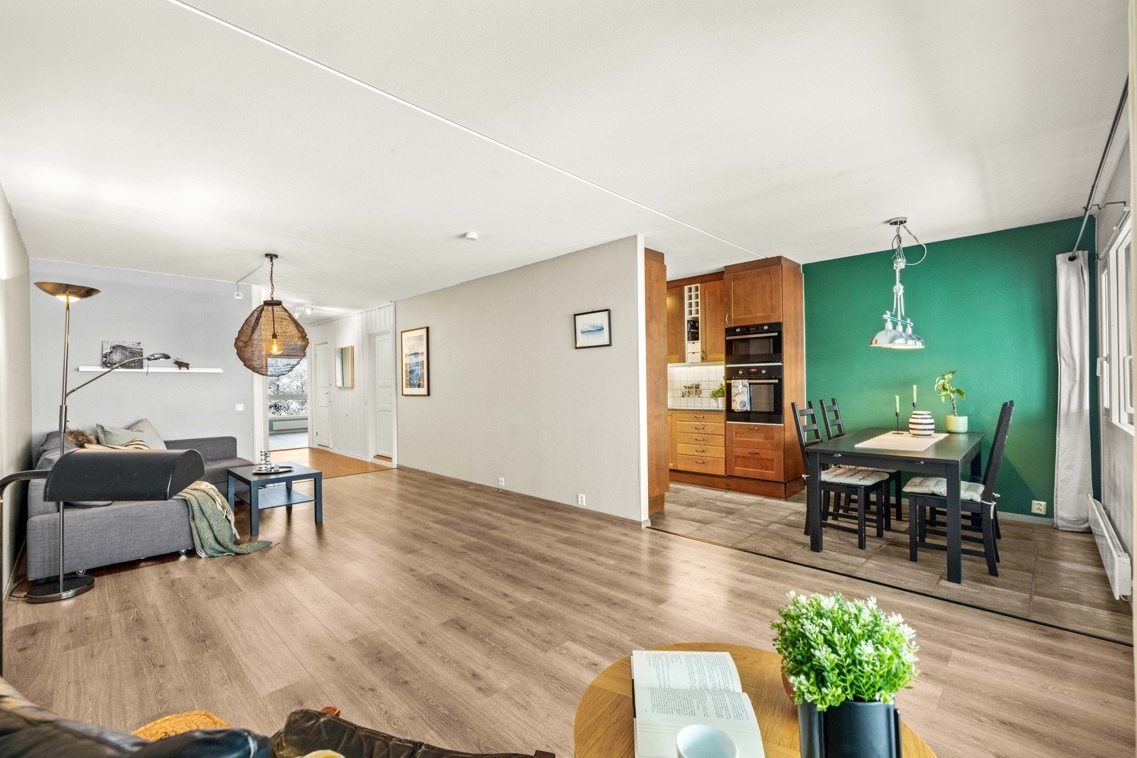 Gulvet har laminat og det er slette vegger malt i rolige farger. Galleribilde