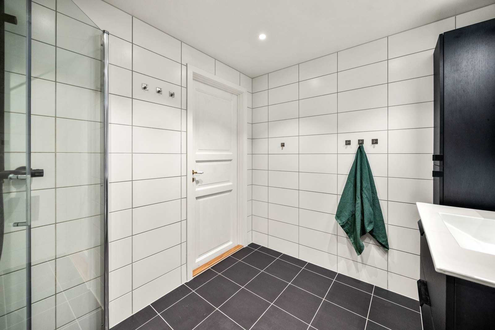 Rommet har flislagte overflater, gulvvarme og downlights. Galleribilde