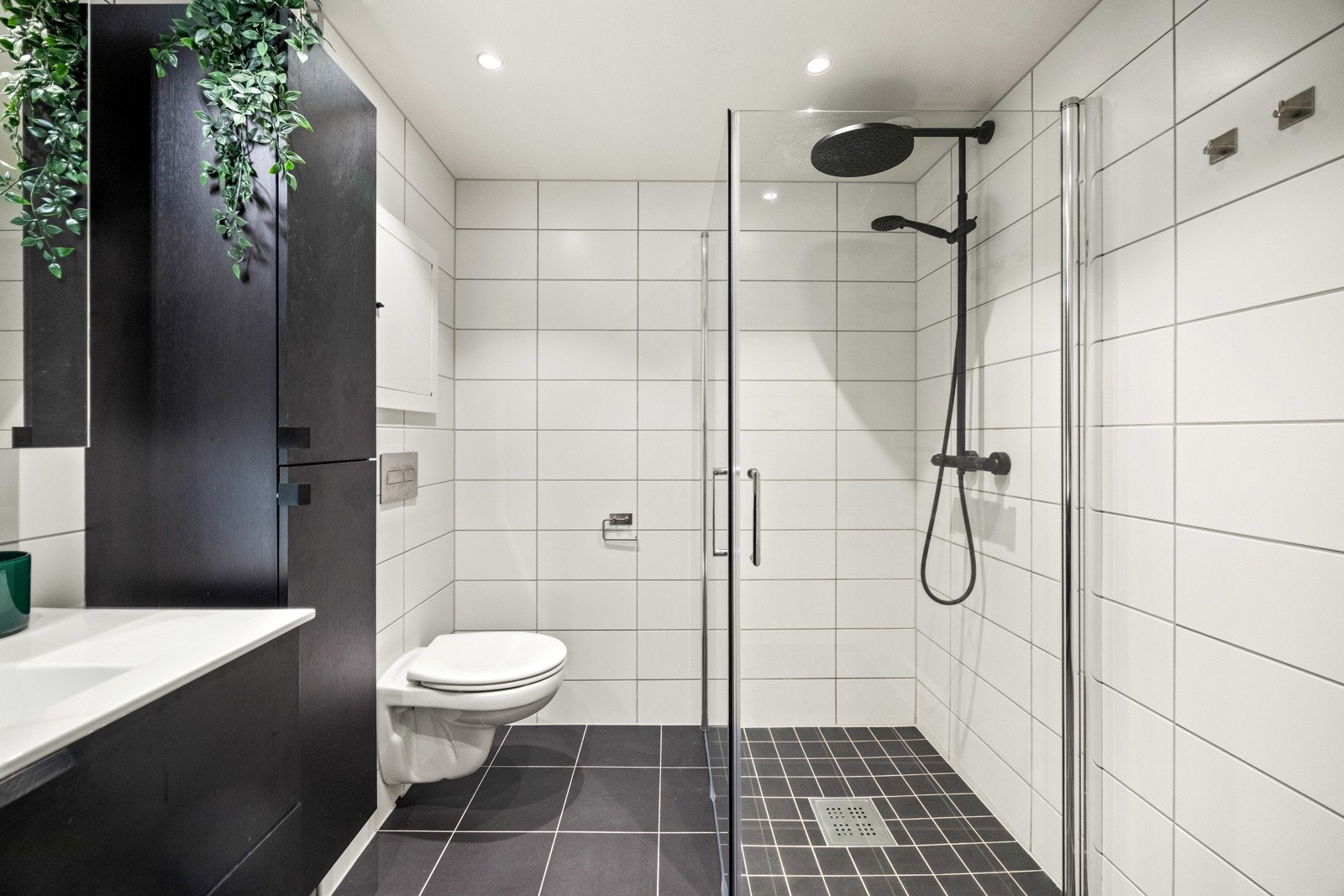 Tidløst baderom som ble oppusset i regi av borettslaget i 2021. Galleribilde