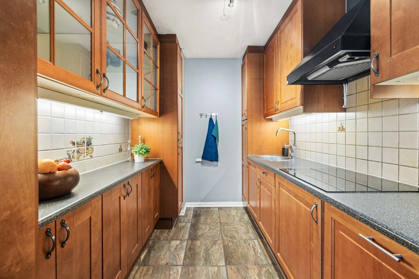 Innredningen har profilerte fronter, laminat benkeplate og fliser på veggen. Galleribilde