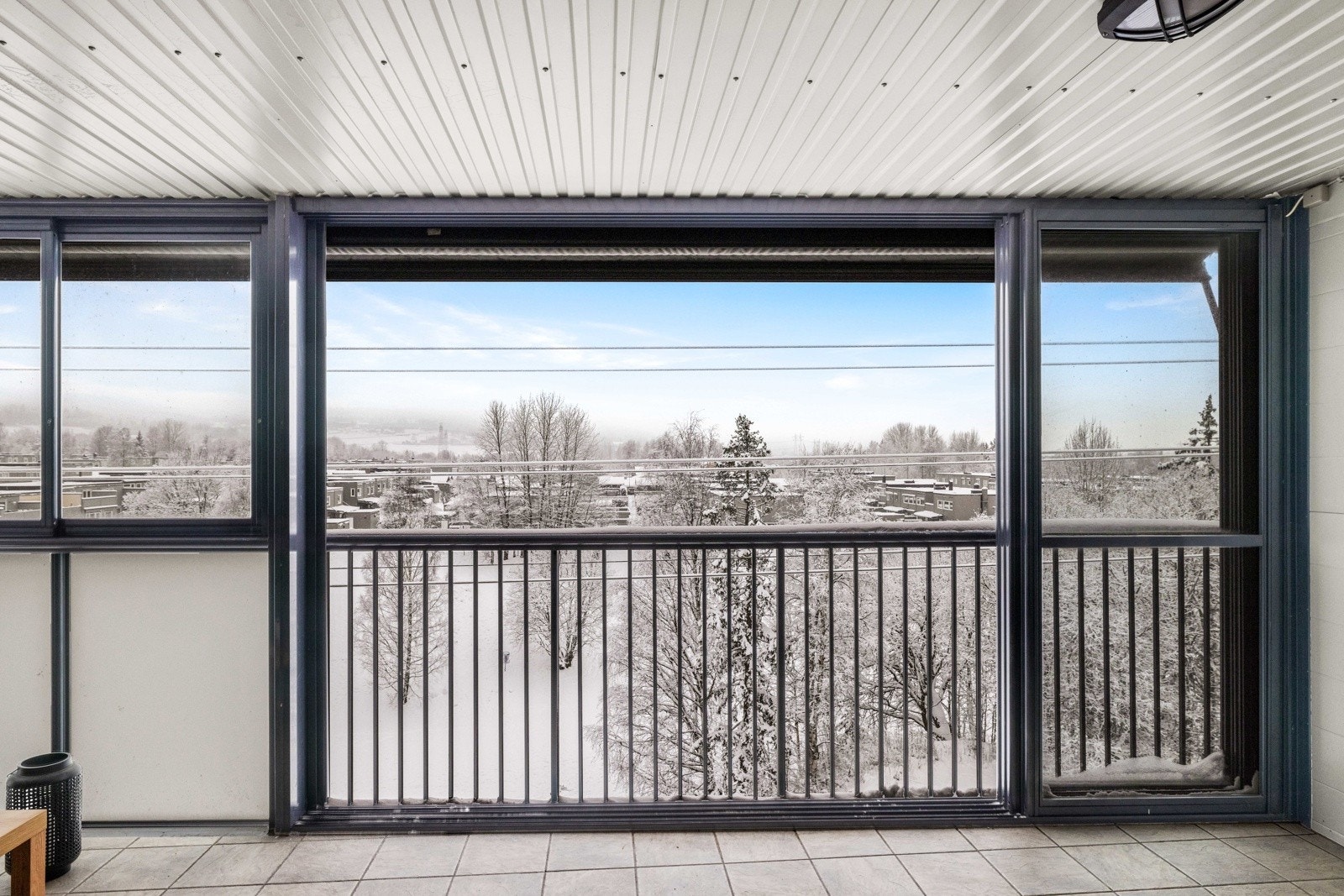 Balkongen vender ut mot fellesområdet, helt uten innsyn fra naboer. Galleribilde