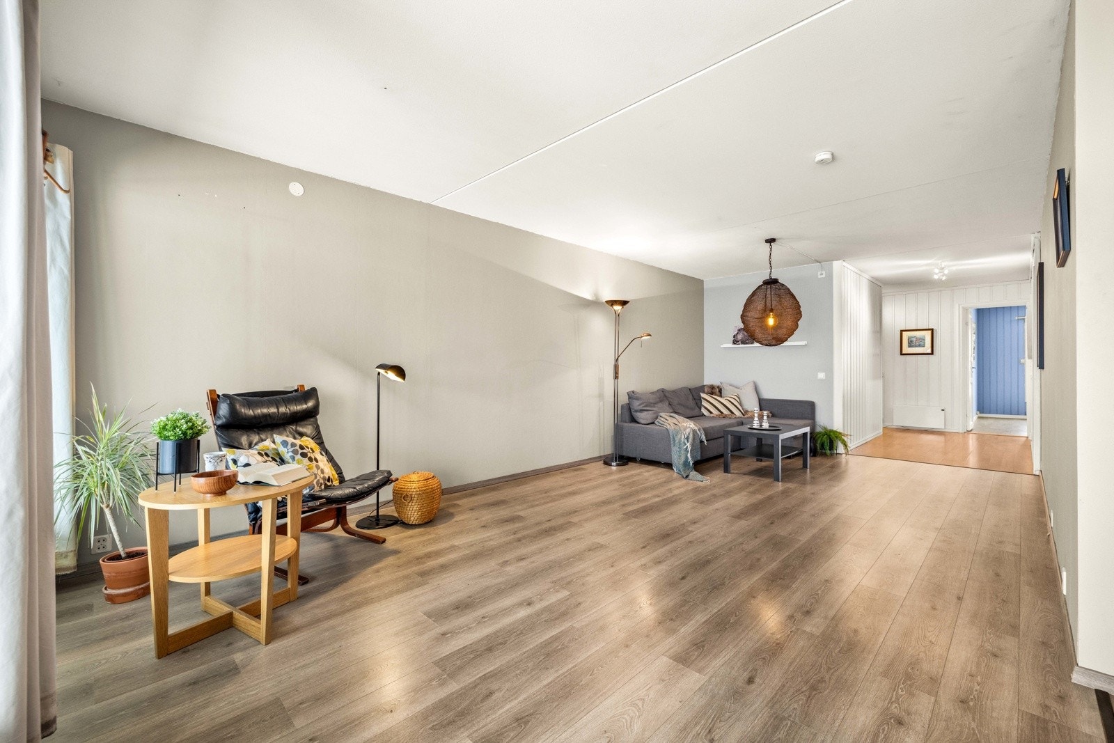 Leiligheten har stor og luftig stue med flere møbleringsmuligheter. Galleribilde