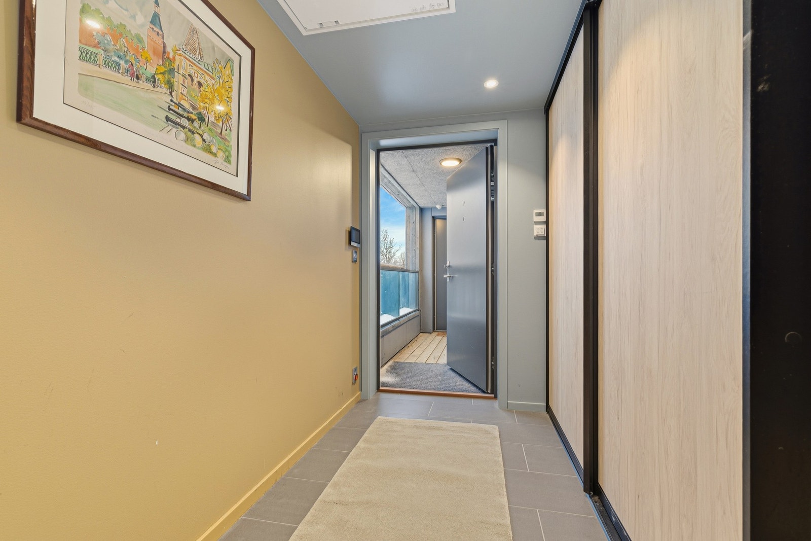 Utenfor inngangsdøren er det en felles terrasse med nabo som gir ekstra plass til disposisjon. Galleribilde