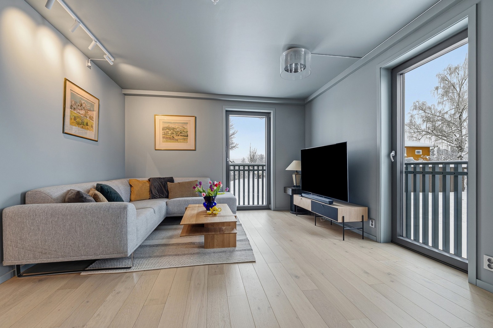 Endeleiligheten har et flott preg med pene overflater, lyse arealer og franske balkonger i flere rom. Galleribilde