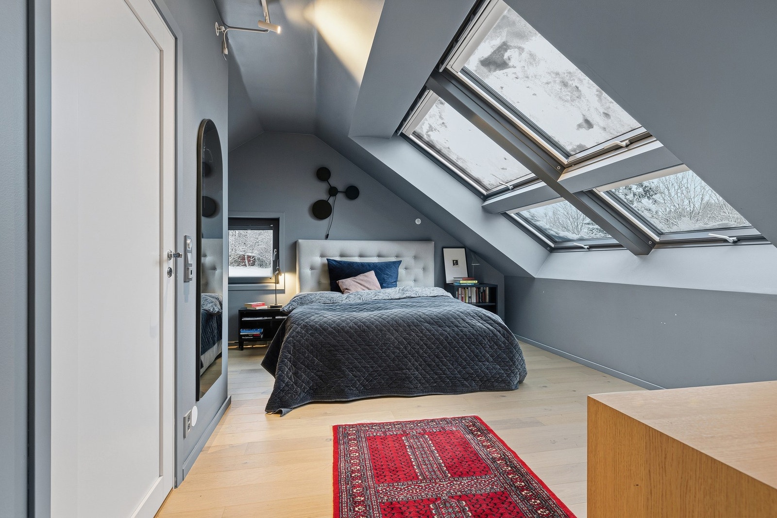 Hovedsoverom ligger fint til under skråtaket i tilbygg med store og fine Velux vinduer. Galleribilde