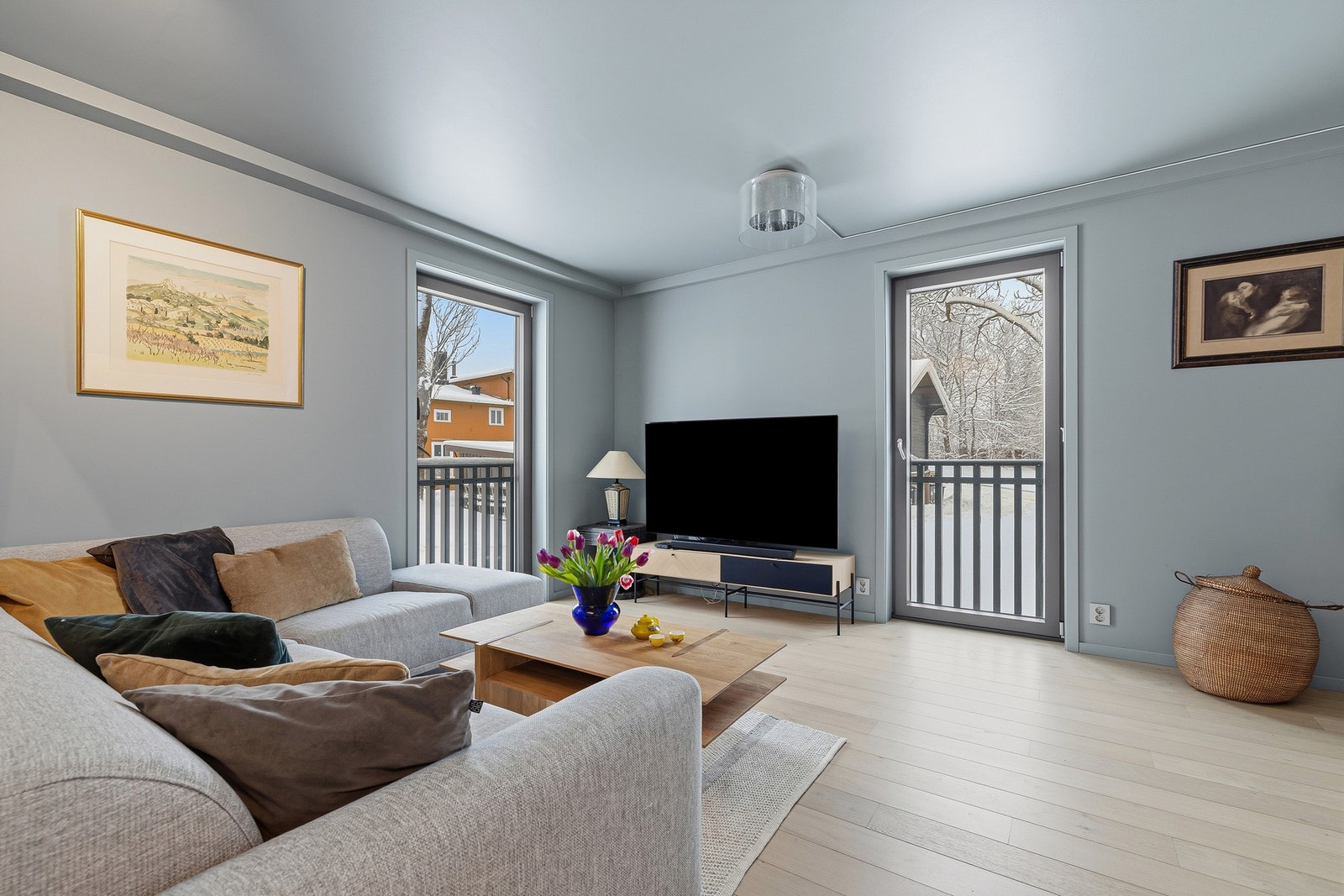 Stuen har gode muligheter for innredning med en romslig sofagruppe. Galleribilde