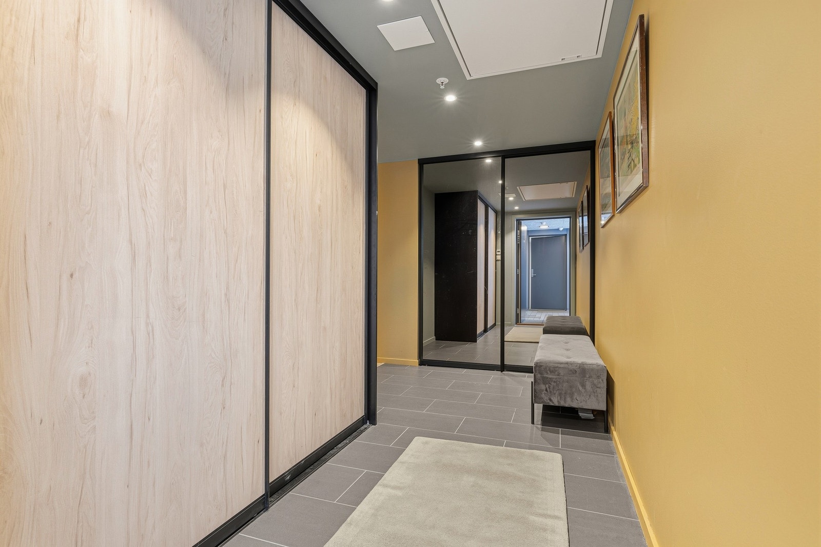 Entréen har ekstra godt med lagringsplass, med to romslige skyvedørsgarderober, den ene med speilfronter. Det er elektronisk betjeningspanel for porttelefon ved entrédøren. Galleribilde