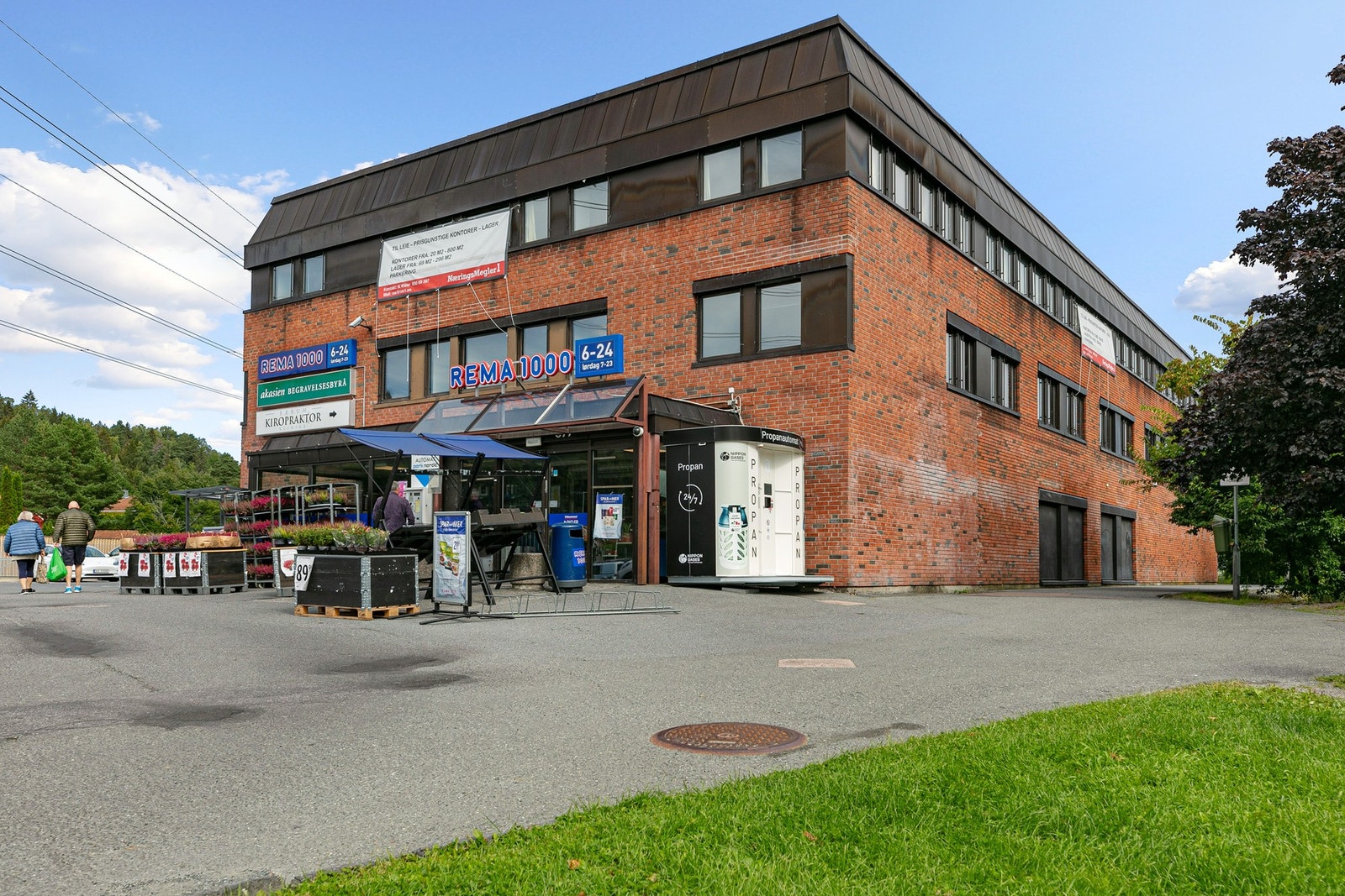 Rema 1000 Gjettum ligger praktisk til ved stasjonsområdet, og det er bare få min kjørevei til handel/kultur i Sandvika. Galleribilde