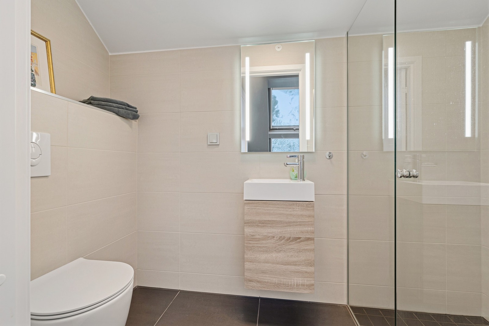 Det flislagte badet ved soverom er utstyrt med elektriske varmekabler. Galleribilde