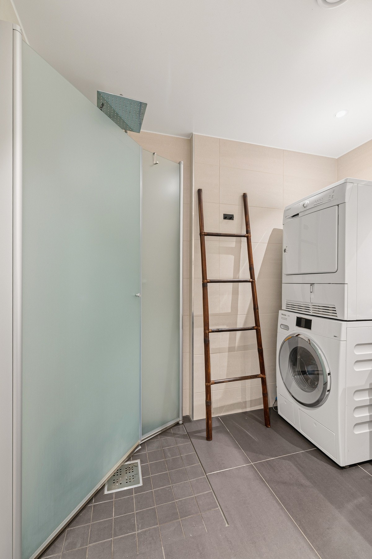 Hovedbad har opplegg for vaskemaskin/tørketrommel. Galleribilde