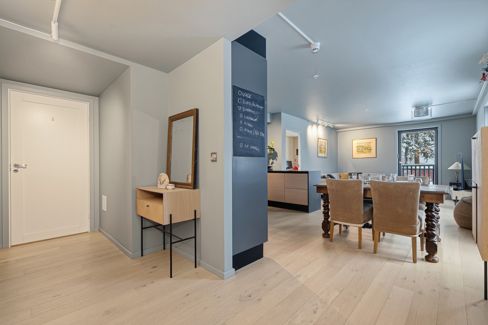 Mellomgang med åpen tilgang til kjøkken/stue. Galleribilde