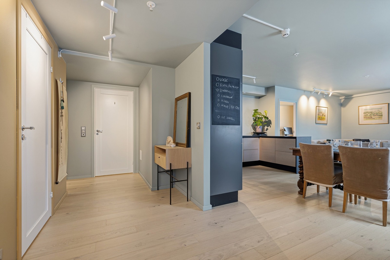 Mellomgang med tilgang til hovedbad. Galleribilde