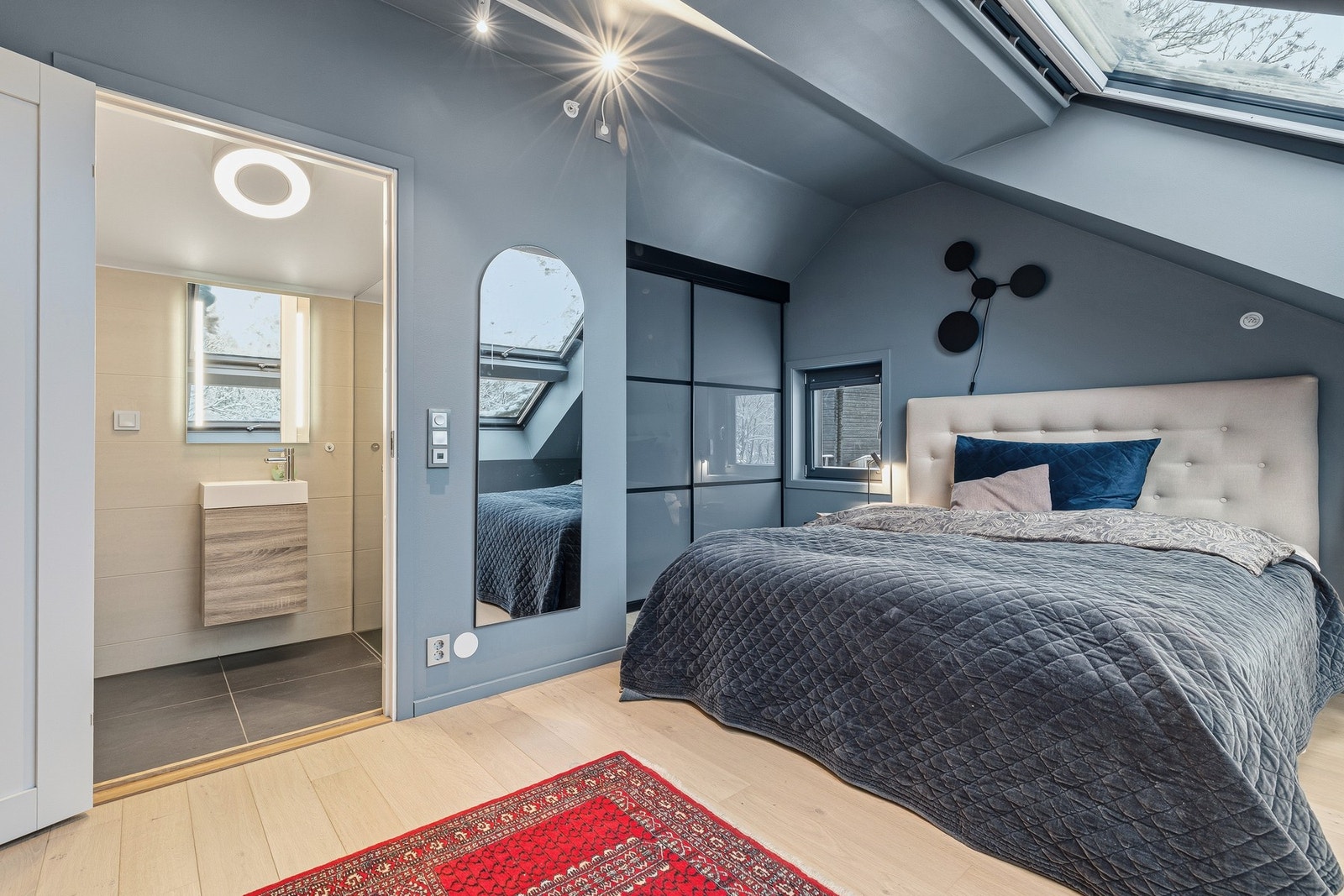 Hovedsoverom med separat bad har flott lysinnslipp fra store takvinduer og vindu i endevegg. Galleribilde