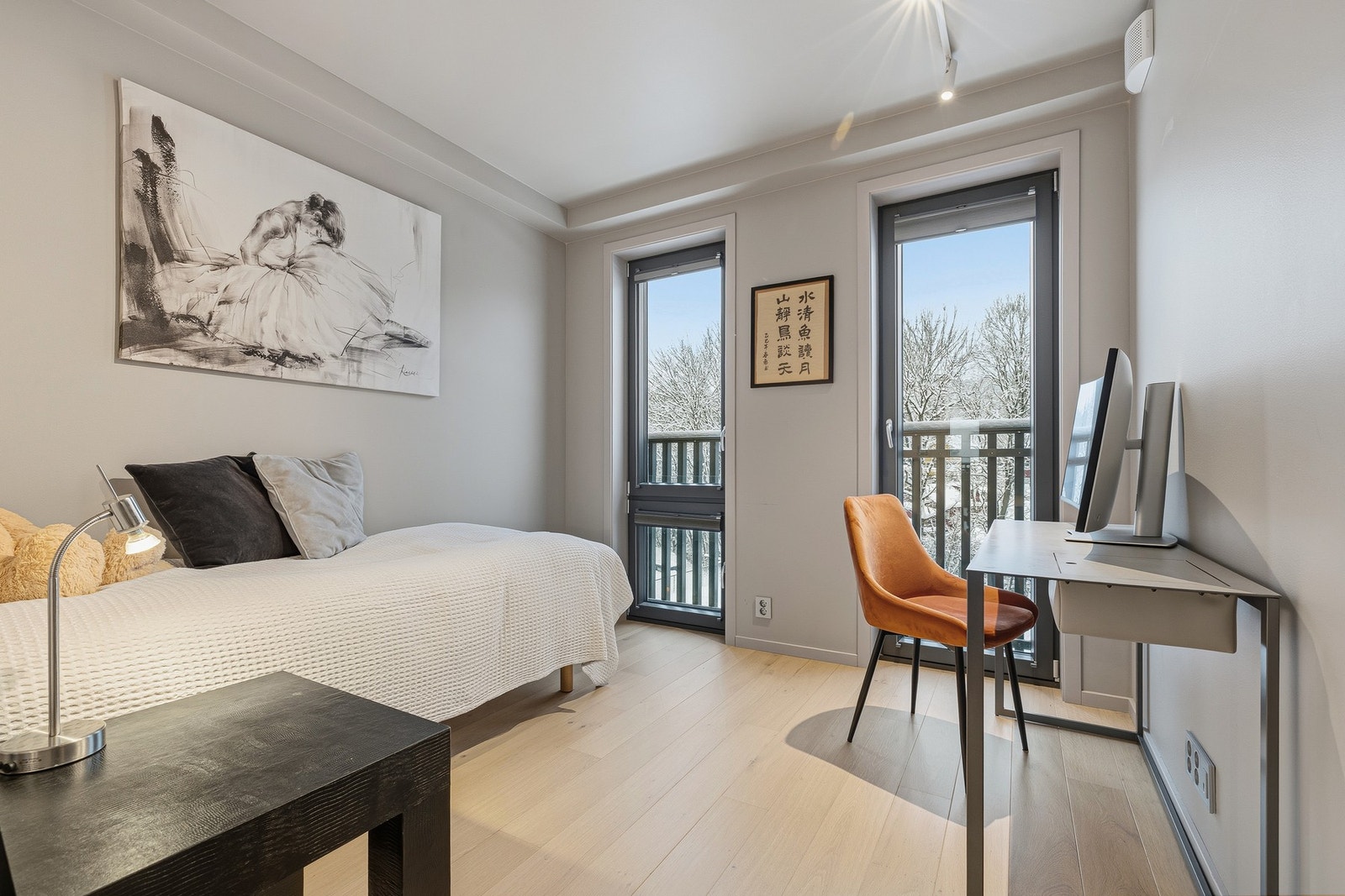 Soverom 3 har vindusflate i full høyde, i tillegg er det mulighet for å åpne opp mot en fransk balkong. Galleribilde