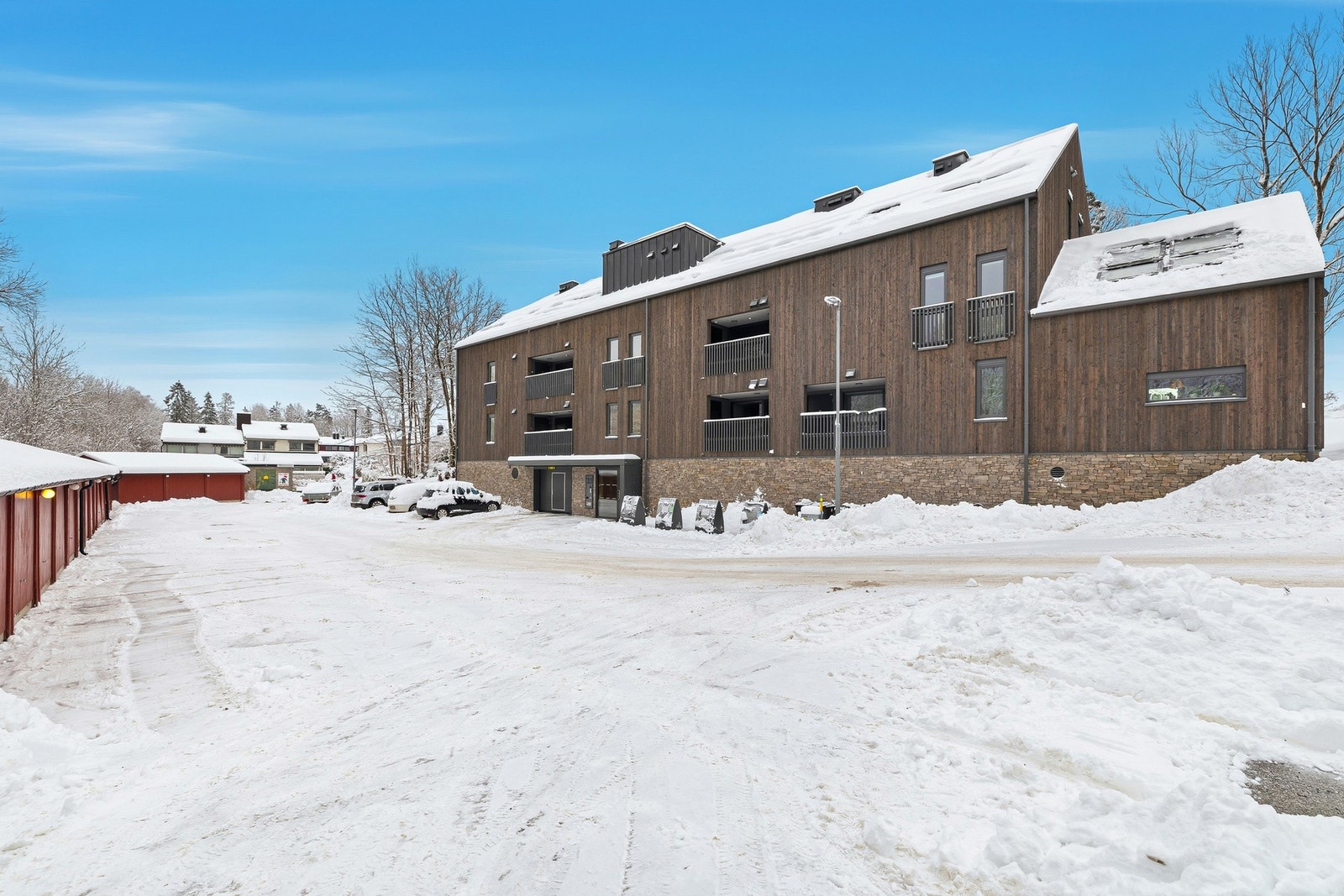 Området rundt er preget av en blanding av eneboliger, rekkehus og leiligheter, og det er kjent for sine grønne omgivelser og gode turmuligheter. Galleribilde