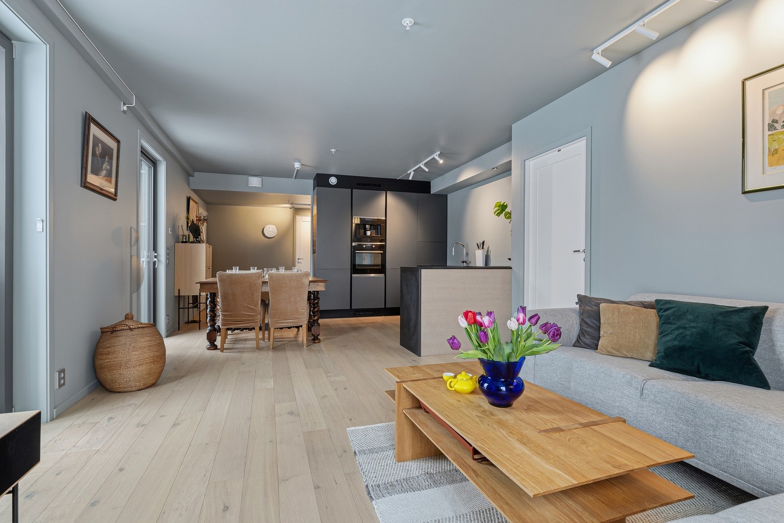 Stue og kjøkken er i en arealeffektiv og funksjonell åpen løsning. En leilighet med flere riktige og eksklusive tilvalg. Galleribilde