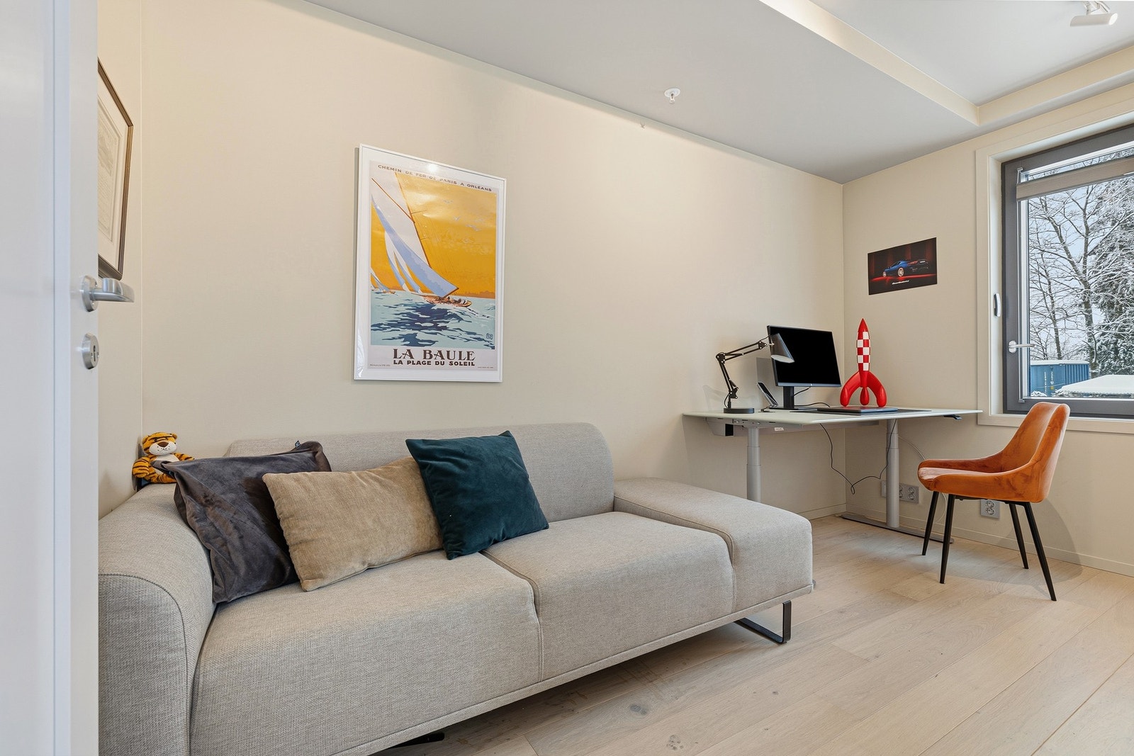 Soverom 2 ved stue er innredet som gjesterom med sofa og kontorplass. Galleribilde